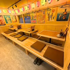 ゆったり使える掘りごたつ席は、足元がラクで長時間でも過ごしやすく、会社の飲み会や友達同士の集まりなどに最適！気兼ねなくワイワイ楽しめる雰囲気で、グループ利用にもよく選ばれています。