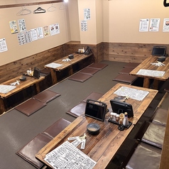 掘りごたつのお座敷となります♪1列のご利用でまとめて14名様のご利用も可能です♪また、ロールカーテンで仕切られるお席も御座いますので少人数でも隣を気にせずお過ごし頂けます◎※系列店の写真となります。