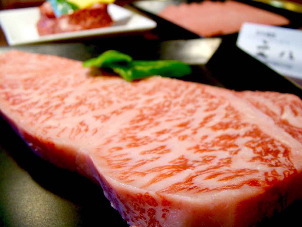 【霜降りサーロインステーキ】この肉厚を、ご覧下さい！贅沢の極みです！