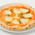 注文を受けてから窯で焼き上げる本格ナポリピッツァは表面はカリッ！中はしっとりモチモチの絶品！！