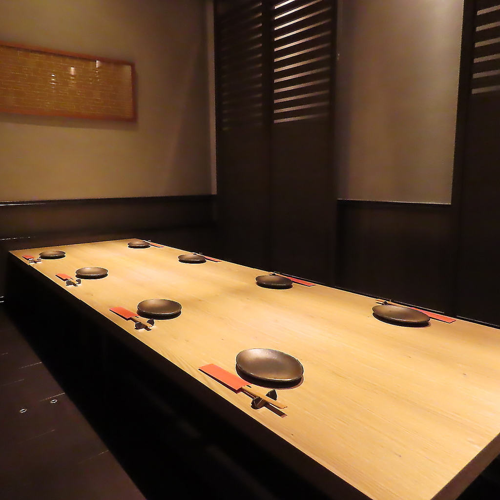 木目調のインテリアに柔らかな照明が落ち着いた空間を演出、デートや女子会などムード重視の場面に◎