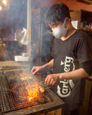 【名物の焼き場】「炙り屋」の代名詞!!カウンターは焼きを目で楽しめる特等席♪