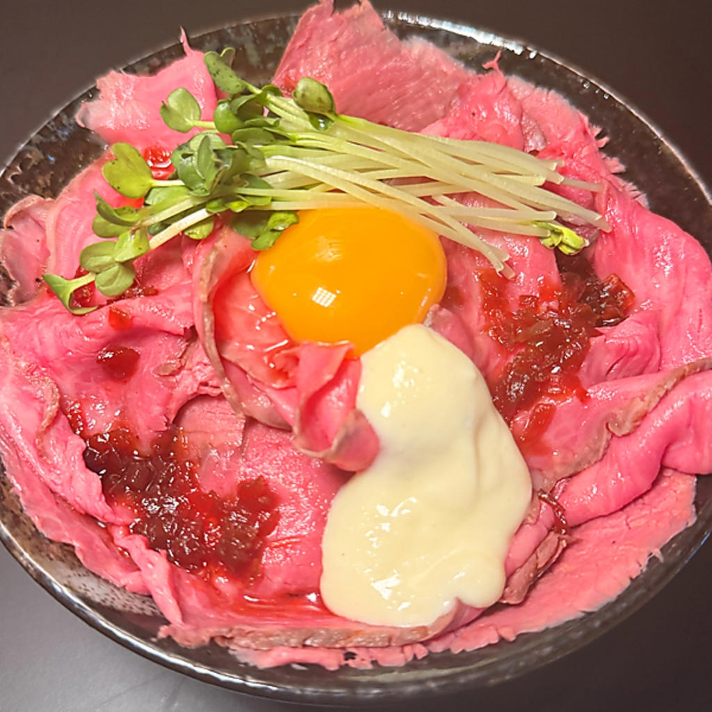 時間をかけて火入れしたローストビーフをたっぷりとご飯の上に載せた特製ローストビーフ丼です。