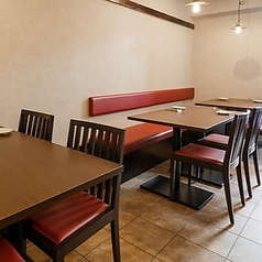 落ち着いた雰囲気の中でフレンチをお愉しみいただけます。デートや記念日、誕生日など、特別な方とのお食事にも最適な空間です。美味しい料理と共に素敵な時間をどうぞ。