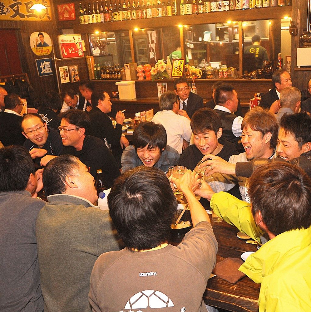 昔の映画のポスターなど、昭和レトロ感たっぷりの店内。ワイワイ語りながら飲むなら○虎がオススメ！