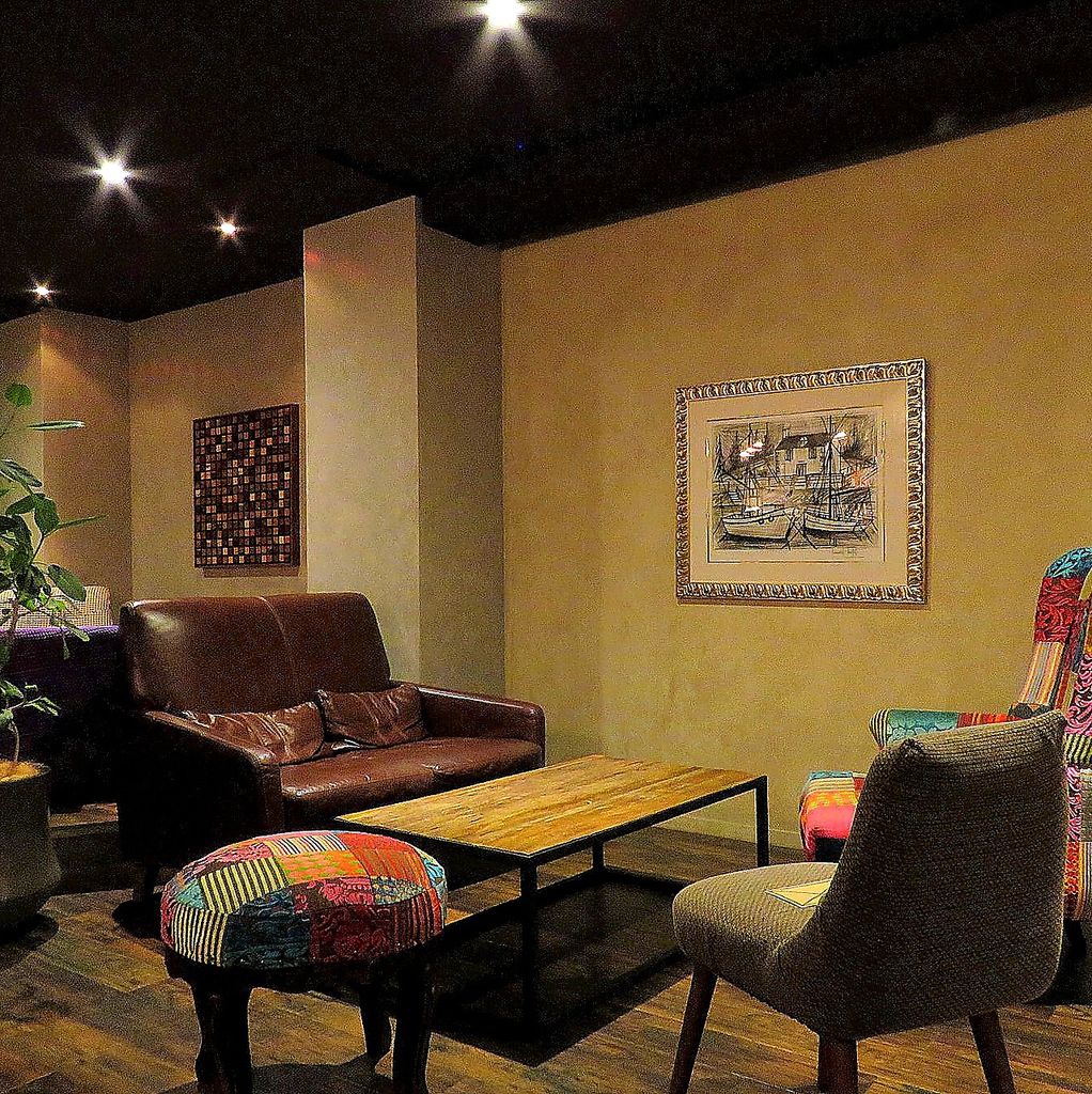 オーナーこだわりのソファ席でゆったりと。。