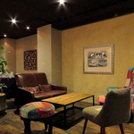 オーナーこだわりのソファ席でゆったりと。。