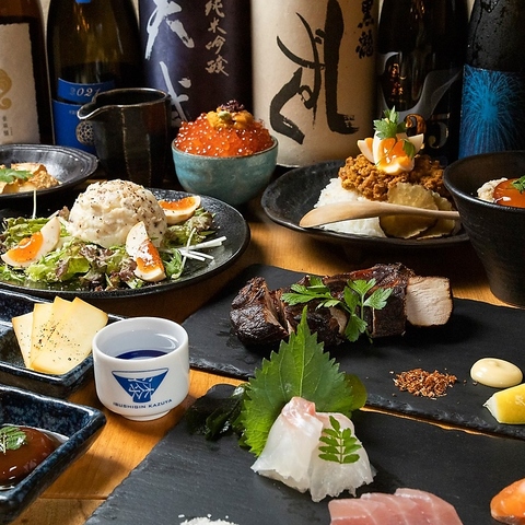 お洒落な空間で全国各地の絶品日本酒を贅沢に！自家製の燻製料理もお楽しみ頂けます◎