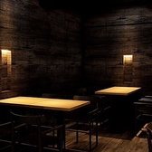 お席には電源を完備しており、お食事をしながらの簡単な作業やスマートフォンの充電にご利用いただけます。