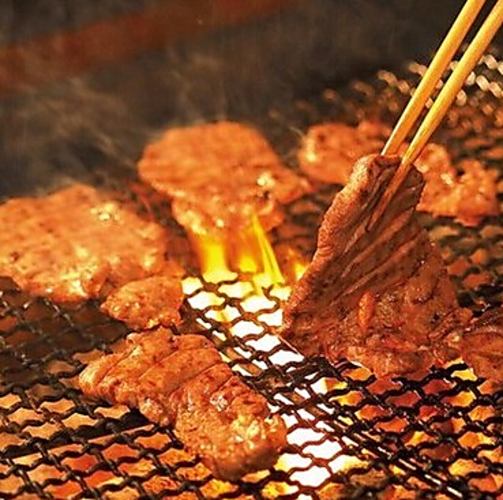 『牛タン元の極上炭火炙り焼き』！時間飲み放題付き！ぜひ宴会や女子会などでご利用ください。