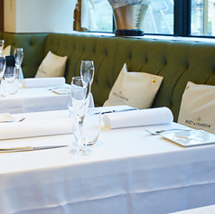 坂・六本木の喧騒を忘れさせる落ち着いた空間で、大人の時間を演出します。柔らかな照明と洗練されたインテリアが、デートや少人数での語らいにぴったり。ソファー席は貸切時にも人気で、レイアウト変更にも柔軟に対応可能。居心地の良さとプライベート感を兼ね備えたソファー席で、特別なひとときをお過ごしください。