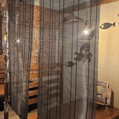 【テーブル席】気さくにご利用いただける半個室のテーブル席♪