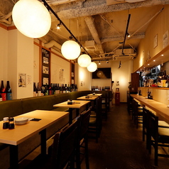 桜木町駅から徒歩5分。ゆったりと寛げる片方ベンチシートのテーブル席は、少人数での飲み会や女子会に最適です。周りを気にせず、会話をゆっくりとお楽しみいただけます。