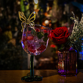 昼はカフェ、夜はアルコールメニューもお楽しみいただける雰囲気のある店内です♪美味しいコーヒーや軽食を楽しめます。夜はカフェメニューにプラス、厳選されたカクテルやワイン等をお楽しみいただけます。昼夜ともに、心地よいひとときを過ごせる空間です♪