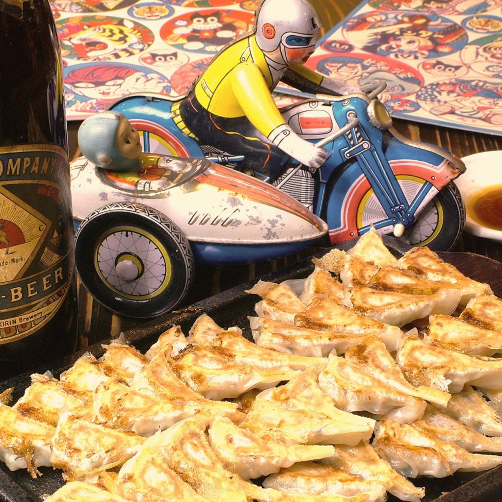 当店自慢の黒豚一口餃子！パリパリの川と中身のジューシーなお肉がやみつきに…！