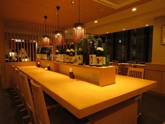 木の温もり溢れるカウンター席は合計で12席ご用意。お一人様でお仕事帰りに気軽にお立ち寄り下さい。