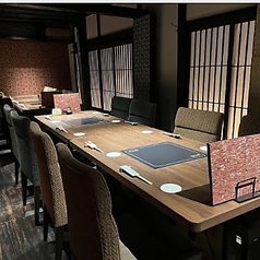 接待などの大事なビジネスシーンの他、記念日や顔合わせといったハレの日におすすめです。4名席から最大18名様まで個室をご用意しています。