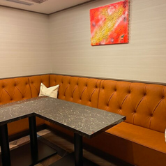 4名様掛けのソファー席です。ゆったりとした座り心地と洗練されたインテリアが、会話を楽しむひとときに最適です。居心地の良さとプライベート感を兼ね備えたソファー席で、上質な時間をお過ごしください。