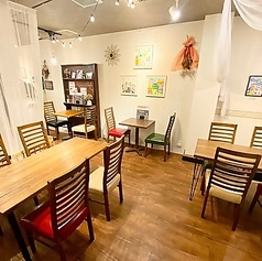 テーブル席　お食事はもちろん、ワークショップなどにも利用いただける広めのテーブル席です。