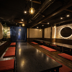 【30名様向け完全個室】掘りごたつタイプのお席は足をおろしてゆったりおくつろぎ頂けます！女子会・合コン・仲間との飲み会・会社宴会…様々なシーンでご利用頂けます！嬉しい飲み放題付コースもございます。駅近でアクセス抜群、集合も解散も容易となっております。三宮駅周辺で飲み会するなら是非当店へ！