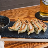 シンプルにうまい！ジューシーな餃子をビールと共に