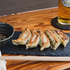 焼きたて熱々！ジューシーな餃子をビールと共に