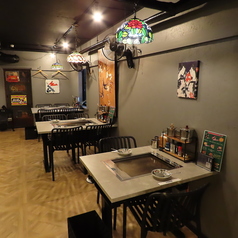 2名様用のテーブル席を2つご用意しています。これらの席は、会社帰りのサク飲みや友人同士の集まりに最適です。落ち着いた雰囲気の中で、じっくりとお好み焼きを楽しみながら会話が弾むことでしょう。気軽に利用できるため、短時間のリフレッシュにもぴったり。