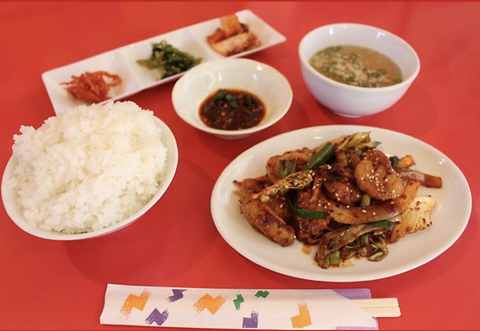 家庭的な雰囲気の店内で韓国家庭料理の味をお楽しみください♪