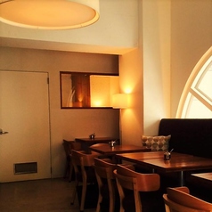 女子会やお茶会など大切な友人との語らいに最適です。ゆったりとした空間で、美味しいコーヒーとスイーツを囲みながら、尽きることのない楽しい会話に花を咲かせてみませんか？