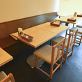ご家族やご友人との集まりに最適な4名様用のテーブル席をご用意しております。皆様で和気あいあいとお食事を楽しむのに丁度良い広さとなっており、会話も弾むこと間違いありません。清潔感のある落ち着いた空間で当店自慢のお料理と種類の豊富なお飲み物を心ゆくまでご堪能ください。皆様のご来店をお待ちしております。
