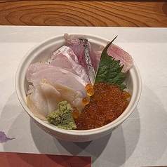旬の鮮魚を堪能◎週末限定のミニ海鮮丼！