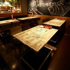 【片側ベンチのテーブル席】大人数が集まる時に！スクリーンありで余興もOK（40席）店内奥側のテーブル席は、黒板風の壁にチョークアートを施したオシャレ空間です♪この空間を独占すれば、最大40名様までの宴会もOK。高画質プロジェクター＆大型スクリーンを完備しておりますので、余興や演出も自由に楽しめます。