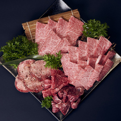 Ａ5等級特選サーロインステーキや極上カルビや肉寿司盛り合わせ等全16品【松コース】⇒7800円の写真