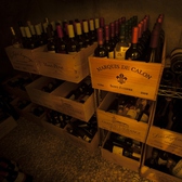 【知識豊富なソムリエが厳選したワイン多数取り揃え】各地方の銘柄からとっておきの一杯をご用意!!イタリアのワインも含め全150種類。ナチュラルワインもご用意しています。