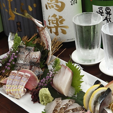 五島列島直送の新鮮な海鮮、お刺身。和食に合う日本酒も豊富。飲み放題付宴会コースも