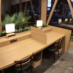 店内カウンター席にはそれぞれPC用のコンセントもご用意♪スマホの充電もできちゃいますよ♪Wi-Fiも完備しております！