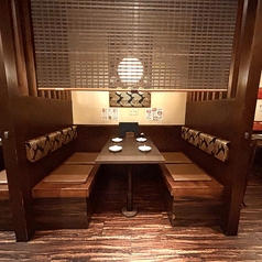 少人数でご利用いただける半個室のボックス席！仕切られた空間でゆったりと落ち着いてお過ごしいただけます♪