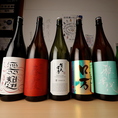 全国から厳選した日本酒を常時50種以上取り揃えております。定番からトレンド、季節限定酒、さらには入手困難な希少な銘柄まで幅広くご用意。ご来店いただくたびに新たな日本酒との出会いをお楽しみいただけます。初心者の方から日本酒愛好家の方まで、心ゆくまでご堪能ください。