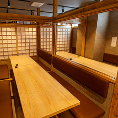 【完全個室型 貸切席】お店丸ごとをプライベートに利用できる、最大120名様まで対応可能な大型貸切プランです。会社での大規模なパーティーに最適!みんなが大好きな焼き鳥や自慢の手羽先がたっぷり楽しめる豪華なコース料理と、種類豊富な飲み放題で、記憶に残る特別な宴をリーズナブルに叶えます。