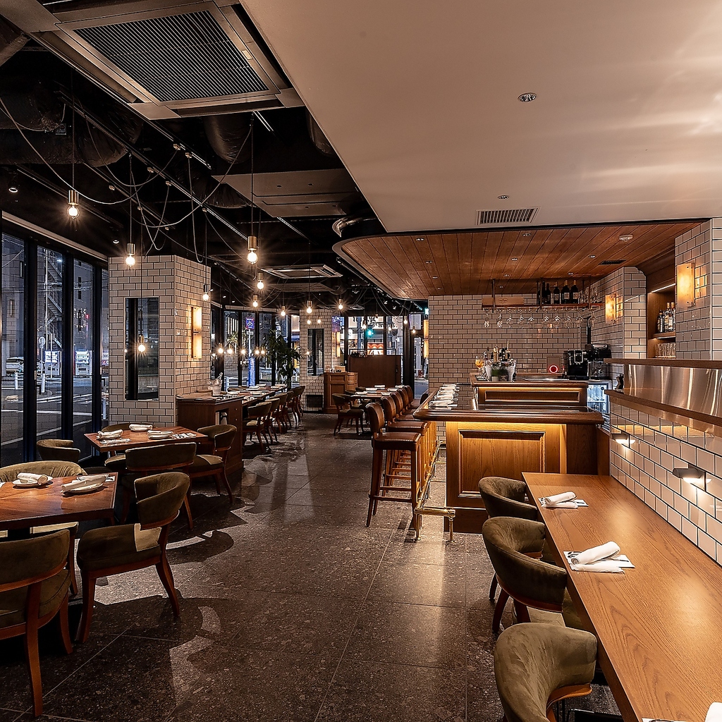 清潔感のある白タイルを基調とした店内は海外の精肉店をイメージ