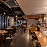 清潔感のある白タイルを基調とした店内は海外の精肉店をイメージ