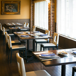 2名様・4名様用のテーブル席を連結する事でグループ利用のお客様を1つのテーブルにご案内可能です◎