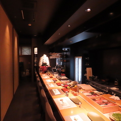 当店は、9席のカウンターと個室が1つという小さなお店だからこそ、きめ細やかなサービスを心掛けています。限られた席数のため、アットホームな雰囲気が漂い、居心地の良さを感じていただける空間です。また、雰囲気のあるカウンター席では、目の前で職人が手際よく料理を仕上げる様子を間近でお楽しみいただけます。