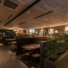 仕切り付きのテーブル席でごゆっくりおくつろぎください。