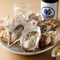 当店では、一年を通して大ぶりで新鮮な生牡蠣をリーズナブルな価格でご提供しています。定番の牡蠣フライは驚きのサイズで、〆にぴったりの牡蠣パスタや、牡蠣の炊き込みおにぎりなど、様々な牡蠣料理をご用意しています。自慢の牡蠣料理と、厳選した日本酒との絶妙なペアリングを心ゆくまでお楽しみください。
