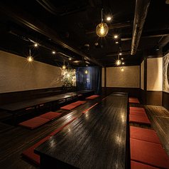 【最大40名様まで対応可能の大宴会会場】堀りごたつタイプのお席は足をおろしてゆったりおくつろぎ頂けます！お得な飲み放題付宴会コースはリーズナブルなコースから豪華内容のコースまで様々なシーンに合わせて豊富にご用意しております。三宮駅周辺での各種ご宴会のご予約・ご相談はお気軽にお問い合わせくださいませ。