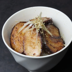 ラーメン専門店から秘伝の味を継承！口の中でとろける至福の【チャーシュー丼】の写真