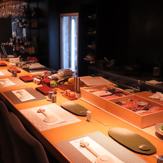 職人が目の前で一貫ずつ丁寧に握る、臨場感あふれるカウンター席。目の前で繰り広げられる職人の技は、まさに圧巻の一言。新鮮な食材を使い、握りたての寿司が次々と登場する様子は、まるで一つのパフォーマンスのようです。職人の熟練した手さばきや、素材に対するこだわりを感じながら、視覚的にも楽しむことができます。