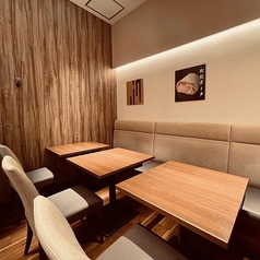 和の空間で皆様におくつろぎいただけるように設計した店内は、普段使いやデートをはじめ、ご友人や大切な方とゆっくりお食事するひと時に。お一人様でのご利用もぜひお待ちしております。