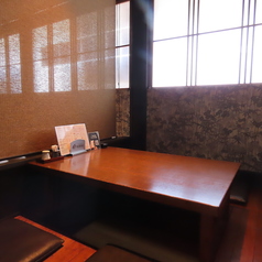 <4名掘りごたつ>デートや記念日にも最適◎思い出に残る素敵な時間をお過ごしいただけます。おしゃれでありながらも気取らない雰囲気が魅力です。多彩な料理を取り揃えていますので、お気軽にお越しください。会社帰りにも◎